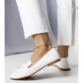 BM Vita loafers dekorerade med en Bobbie-kedja 2