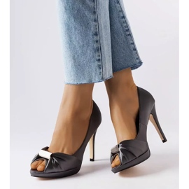 Gråa peep toe klackar från Paré 1