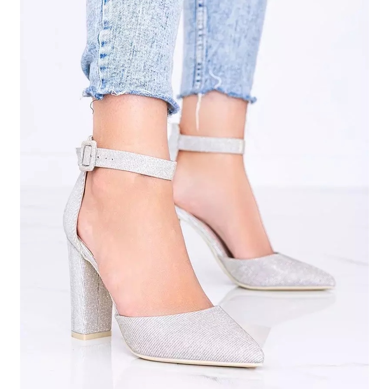 Glänsande beige pumps på Milas stolpe 1