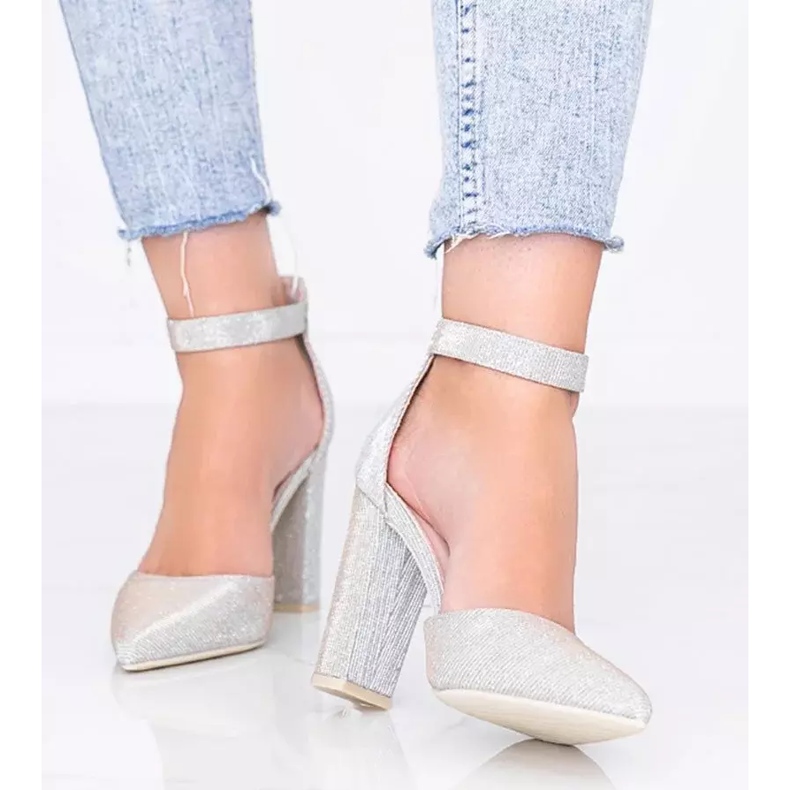 Glänsande beige pumps på Milas stolpe 2