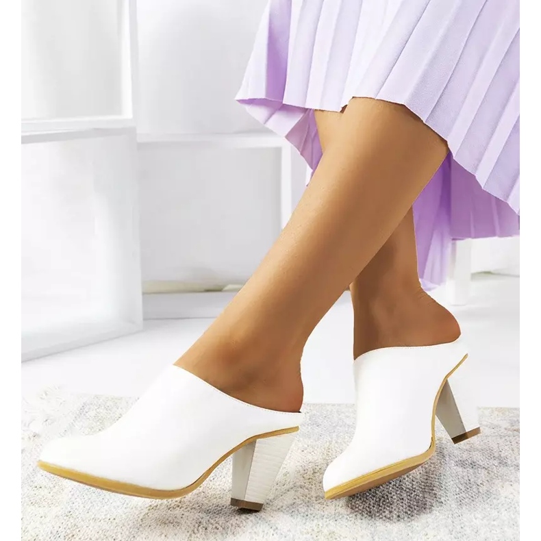 Vita tofflor på Plotkin-stolpen 2