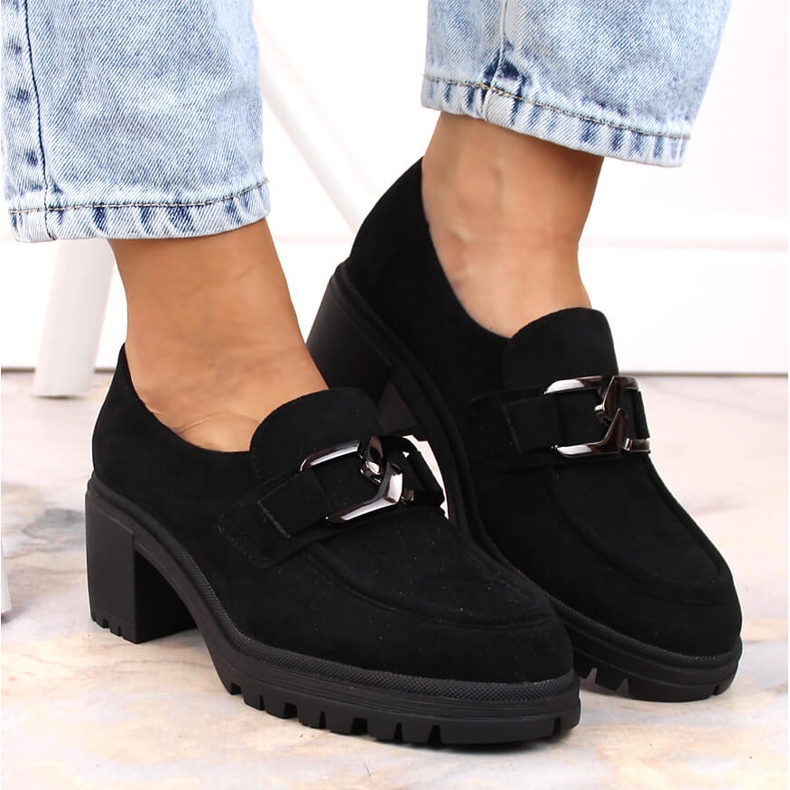 Svarta mocka höga klackar med en kedja Vinceza 10921 1