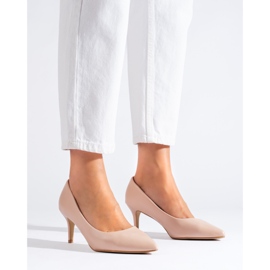 Beige pumps för damer på en låg Shelovet-klack 1