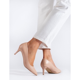 Beige pumps för damer på en låg Shelovet-klack 2