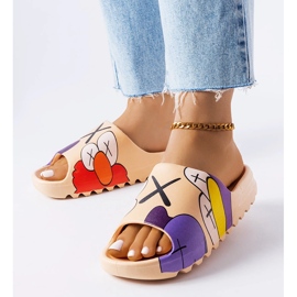 Mörkbeige flip-flops med Lindale-tryck 1