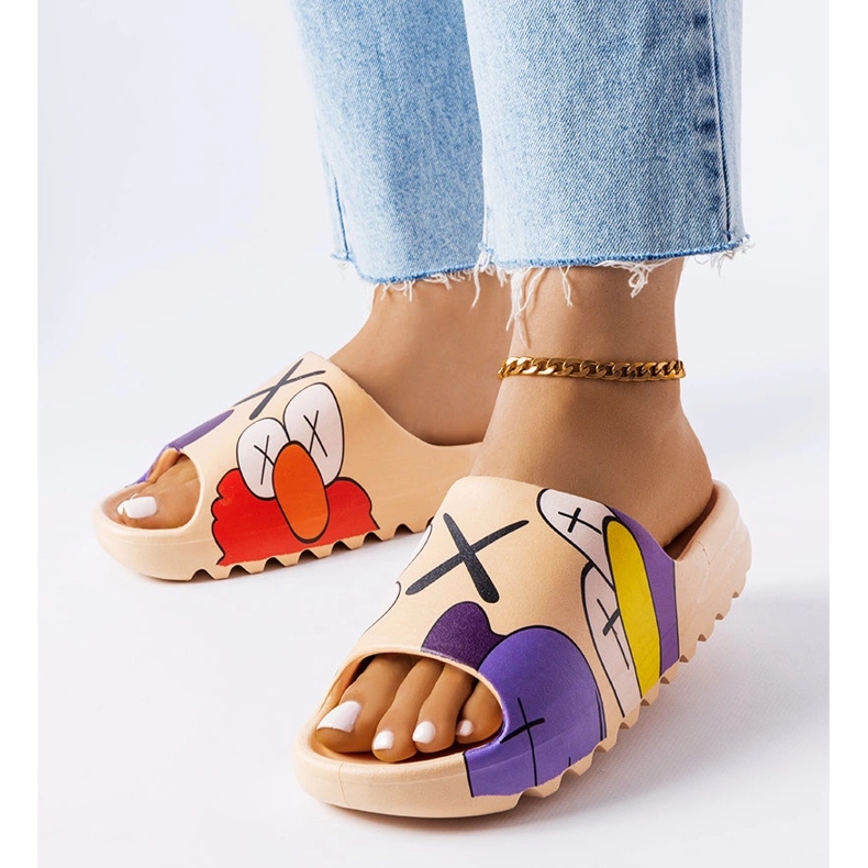 Mörkbeige flip-flops med Lindale-tryck 1