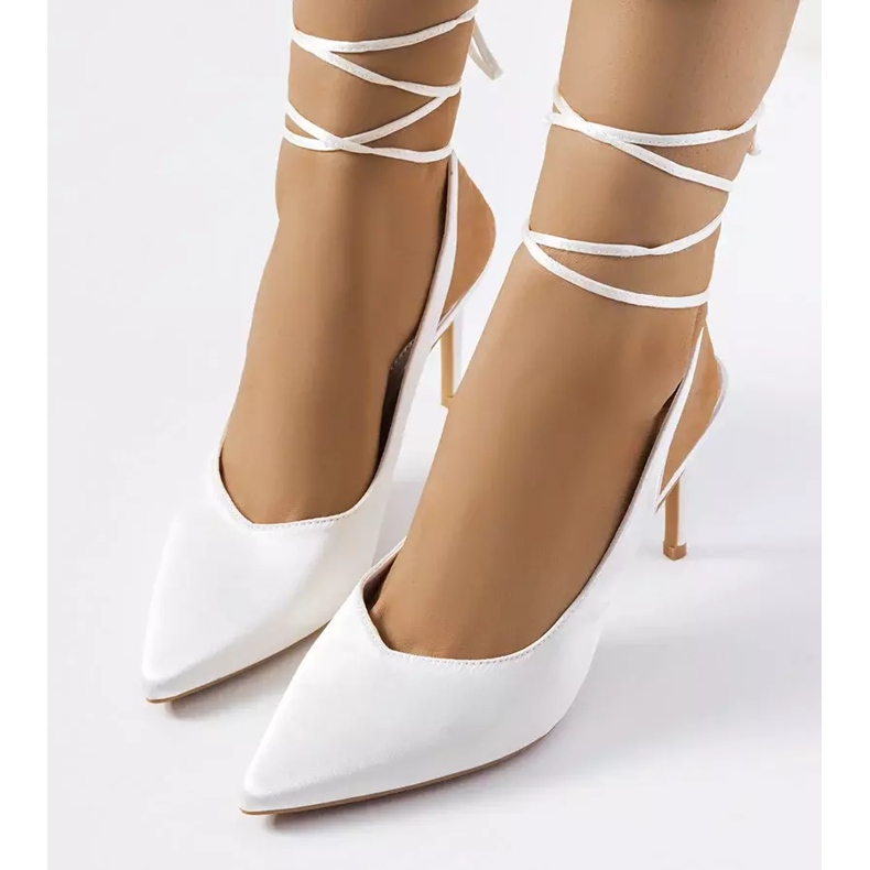 Beige klackar med Anneli-bindning 2