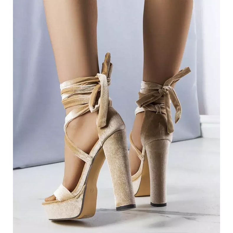 PA1 Beige sandaler med hög snörning från Dax 1