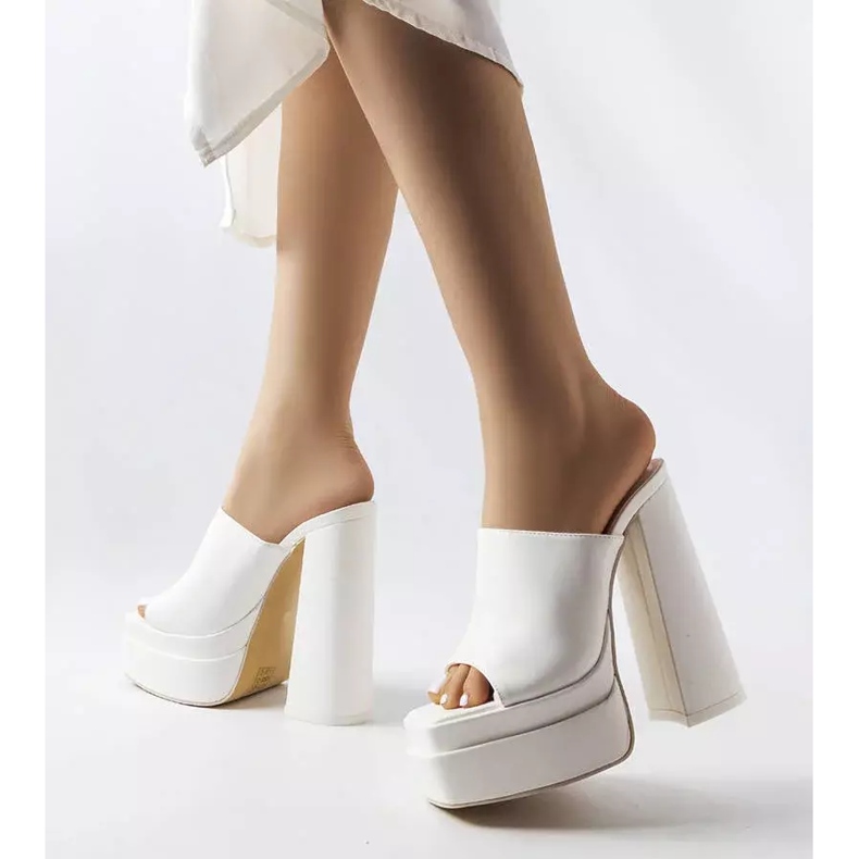 BM Mercure vita sandaler med hög klack 1