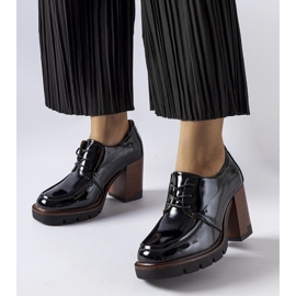 Svarta lackskor med hög klack från Vinceza 1