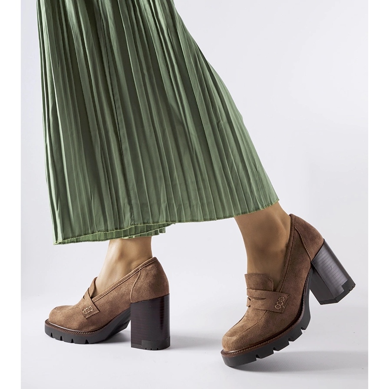 Bruna pumps med innersula i läder från Vinceza 1