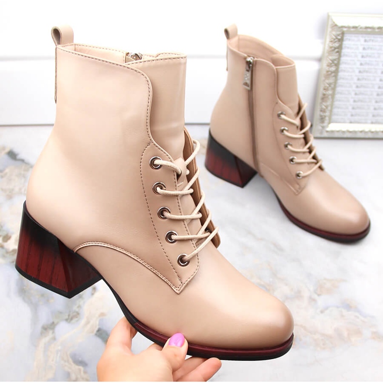 Beige isolerade högklackade damstövlar Vinceza 58127 1