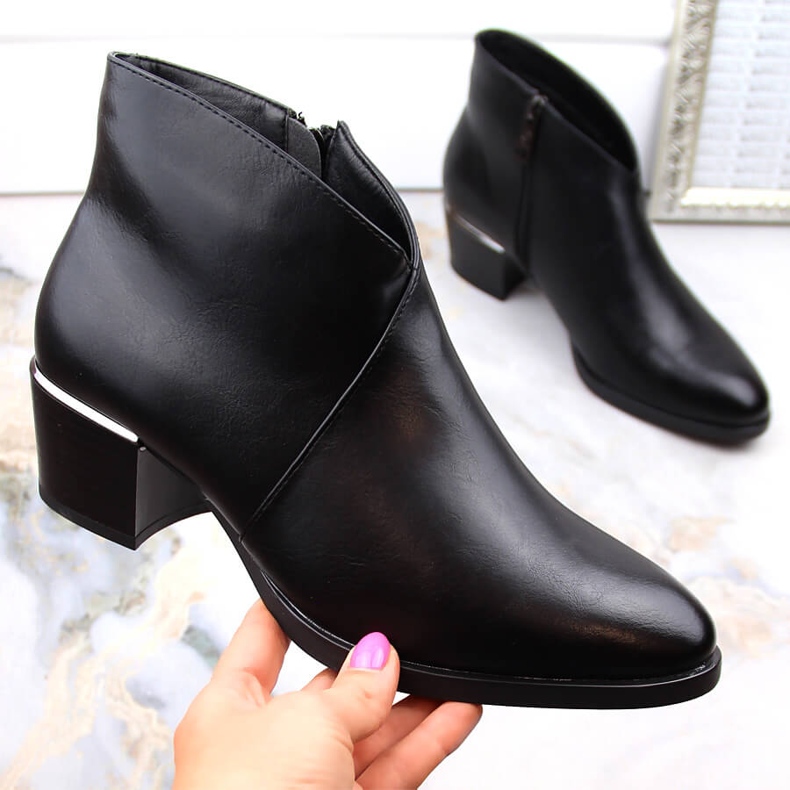 Isolerade högklackade cowboystövlar, svarta Vinceza 58125 1