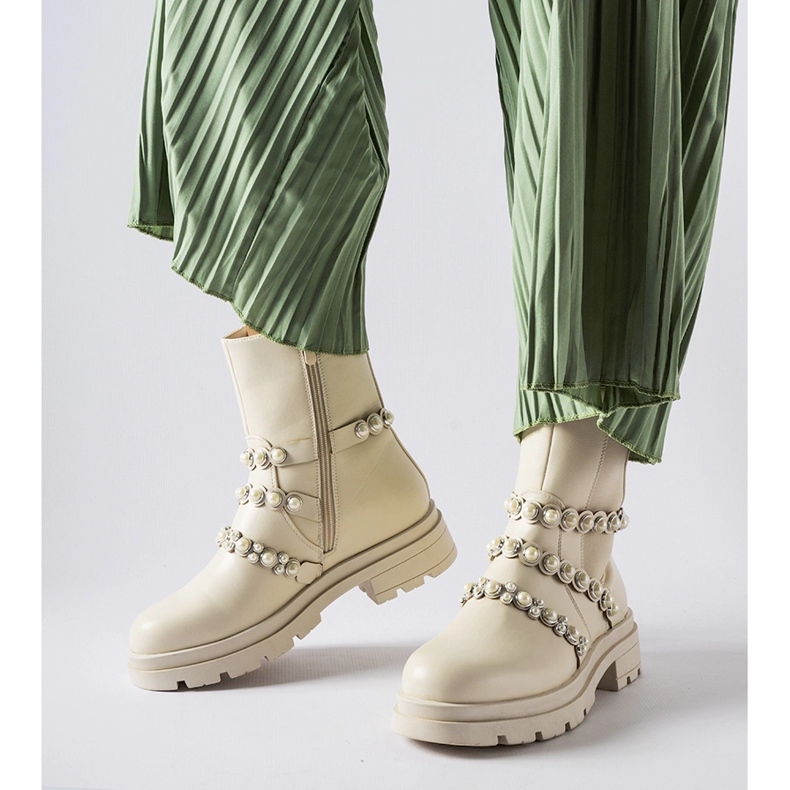 Beige stövlar dekorerade med Callicratide-pärlor 1