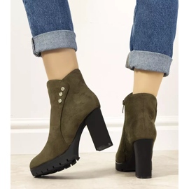 Castaneda gröna stövlar i mocka på stolpen 2