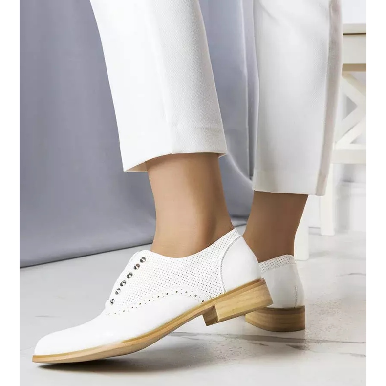 BM Vita genombrutna skor med nitar från Erin 2