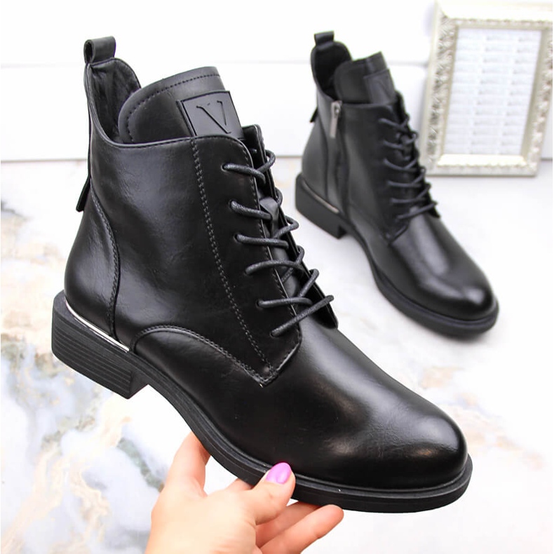 Svarta, isolerade damstövlar med platt klack Vinceza 58167 1