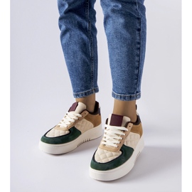 Beige och gröna sneakers på Celso-plattformen 1