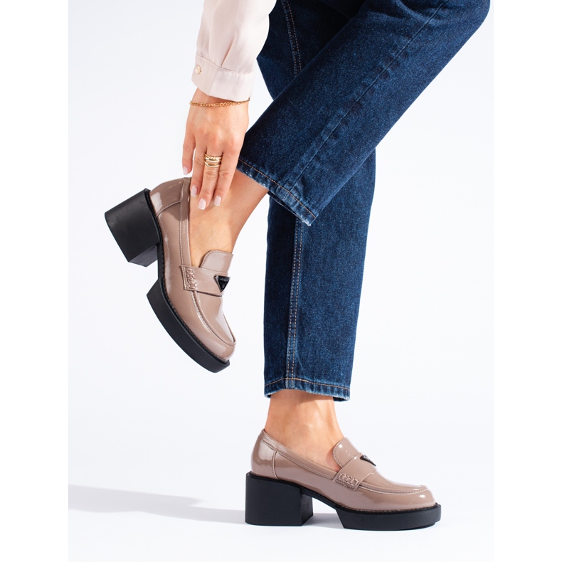 Beige dampatentskor från Shelovet 2