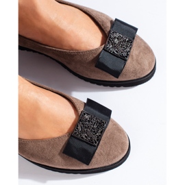 Mörkbeige pumps i mocka med låg wedge från Shelovet 2