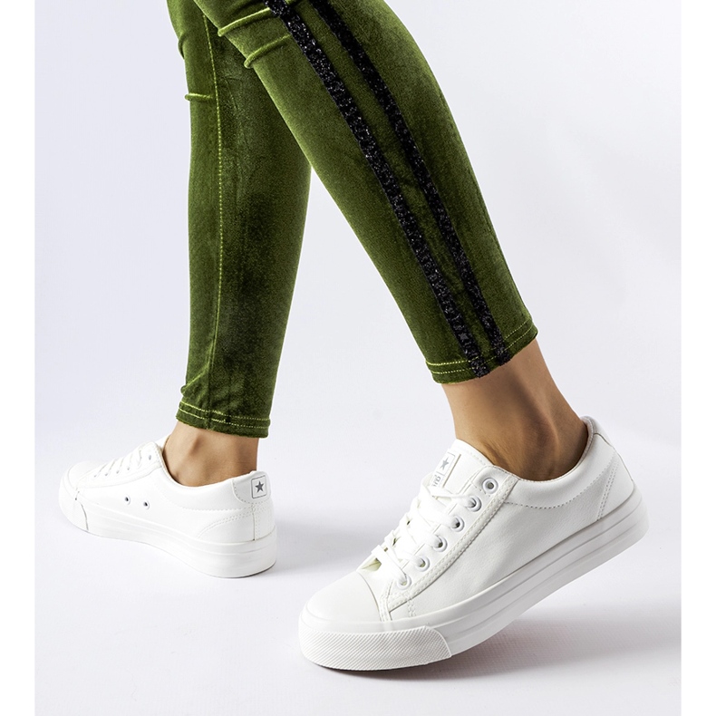 NEWS Vita klassiska Mushirah sneakers 1