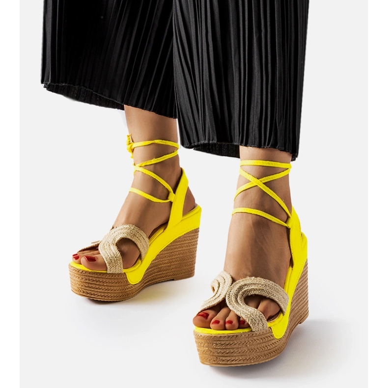 Gula espadrillor med Berta-kilar beige 1