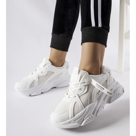 Vita sneakers med tjock sula Fida 1