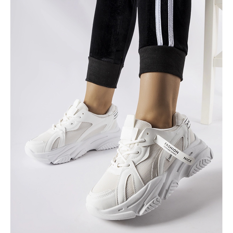 Vita sneakers med tjock sula Fida 1