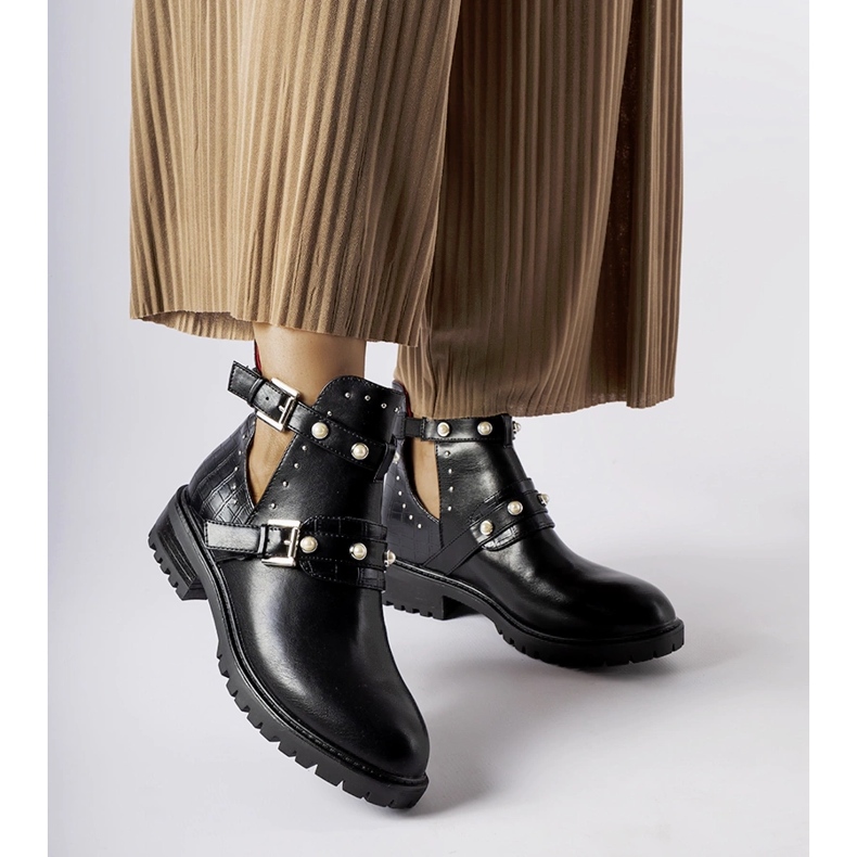 Svarta stövletter med utskärning och Asker pärlor 1