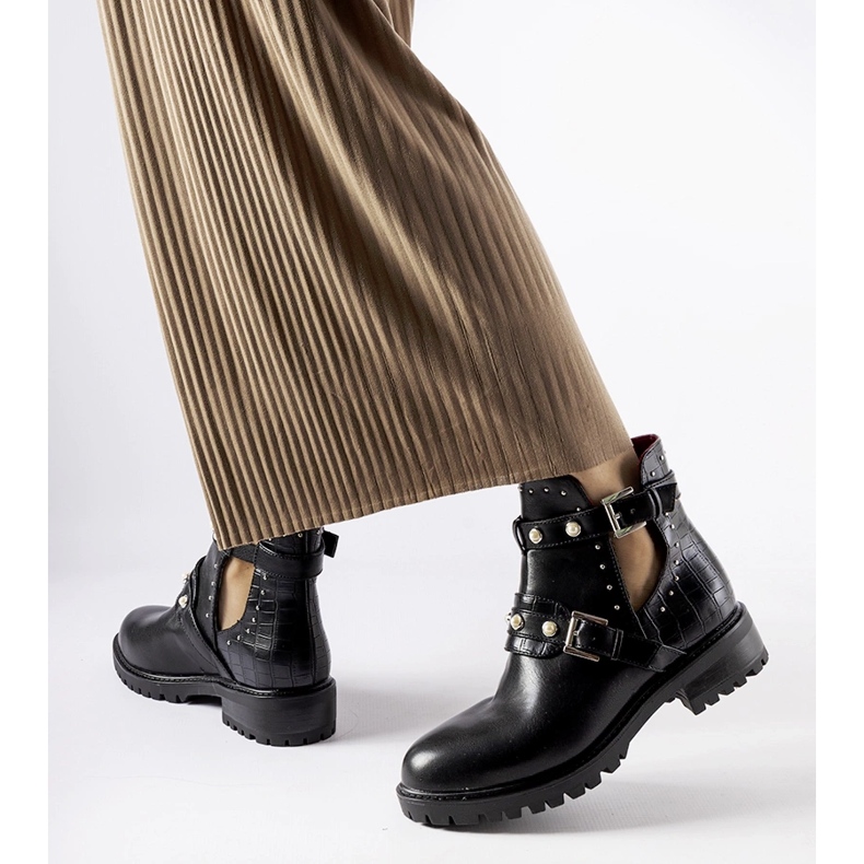 Svarta stövletter med utskärning och Asker pärlor 2