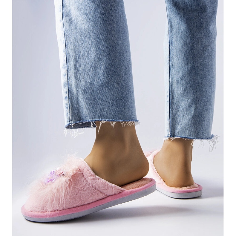 Rosa varma tofflor med Moly-blommor 2