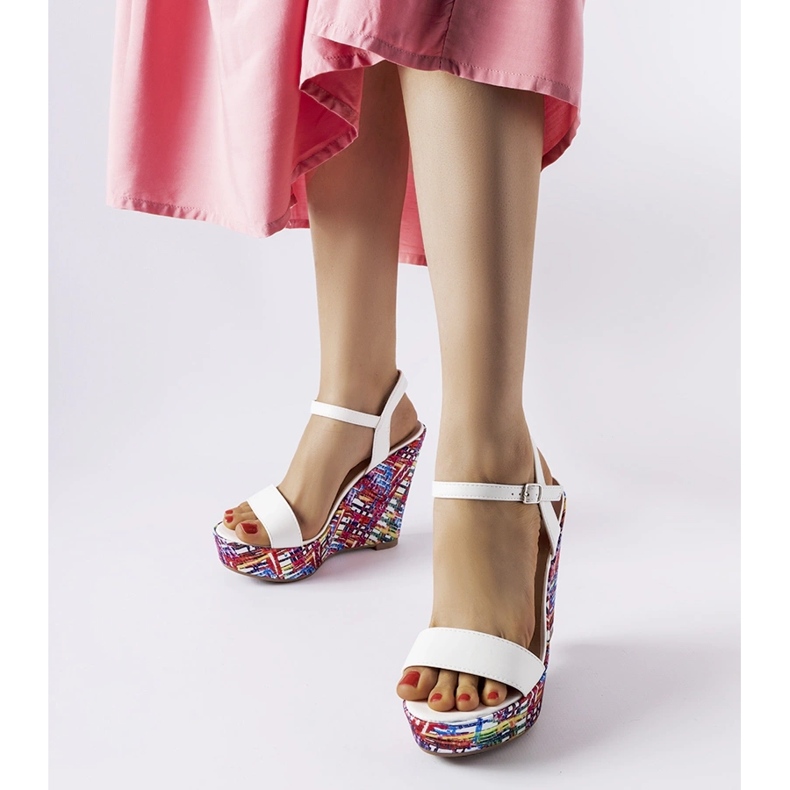 Vita fairmont dekorerade kilsandaler 1