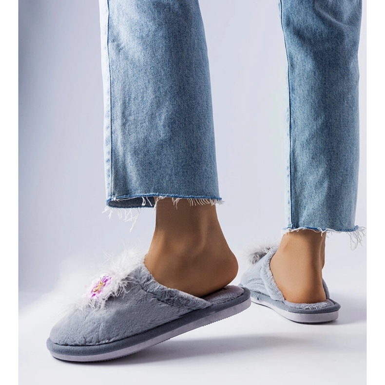 Gråa varma tofflor med Moly-blommor 2