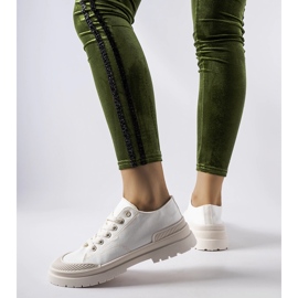 Vita sneakers i tyg från Nassar 1