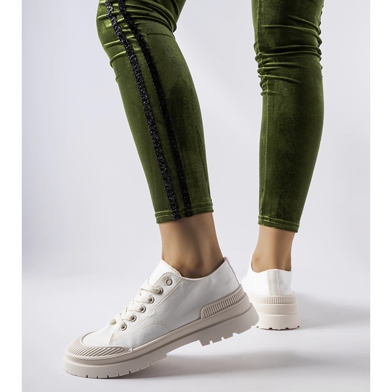 Vita sneakers i tyg från Nassar 1