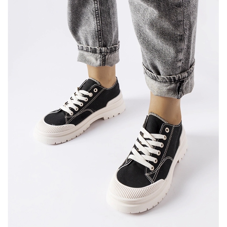 Svarta sneakers i tyg från Nassar 1