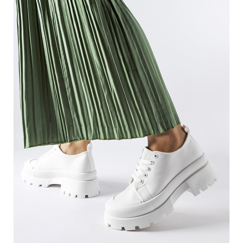 Vita skor med massiv Pointe-sula 1