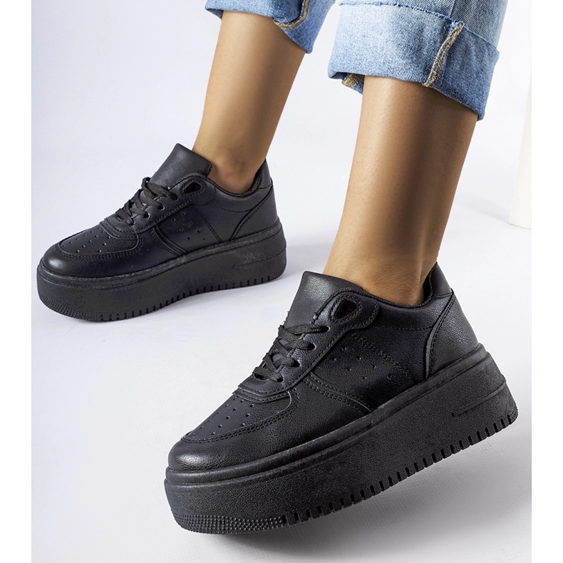 Svarta sneakers på Kassab-plattformen 1