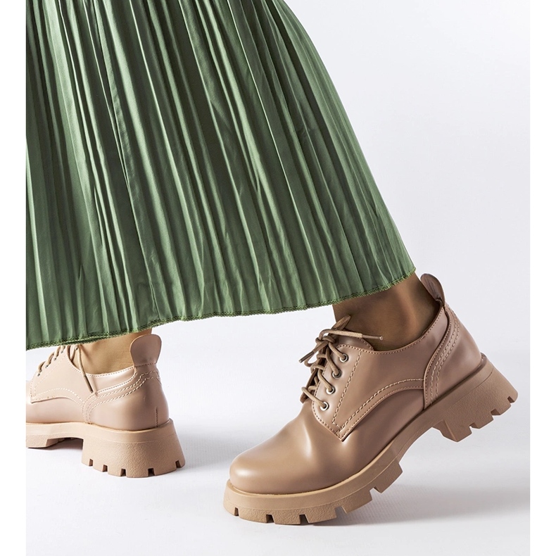 Beige skor med matt Charleston-finish 1