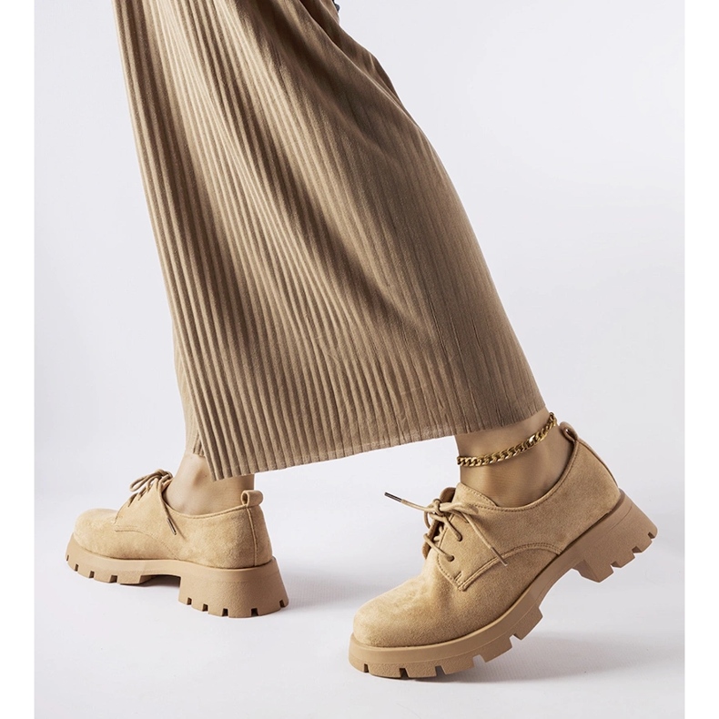 Bruna skor med massiv sula från Coleman 1