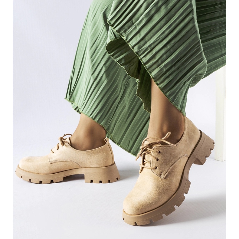 Beige skor med massiv sula från Coleman 1