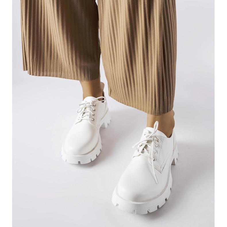 Vita skor med matt Charleston-finish 1