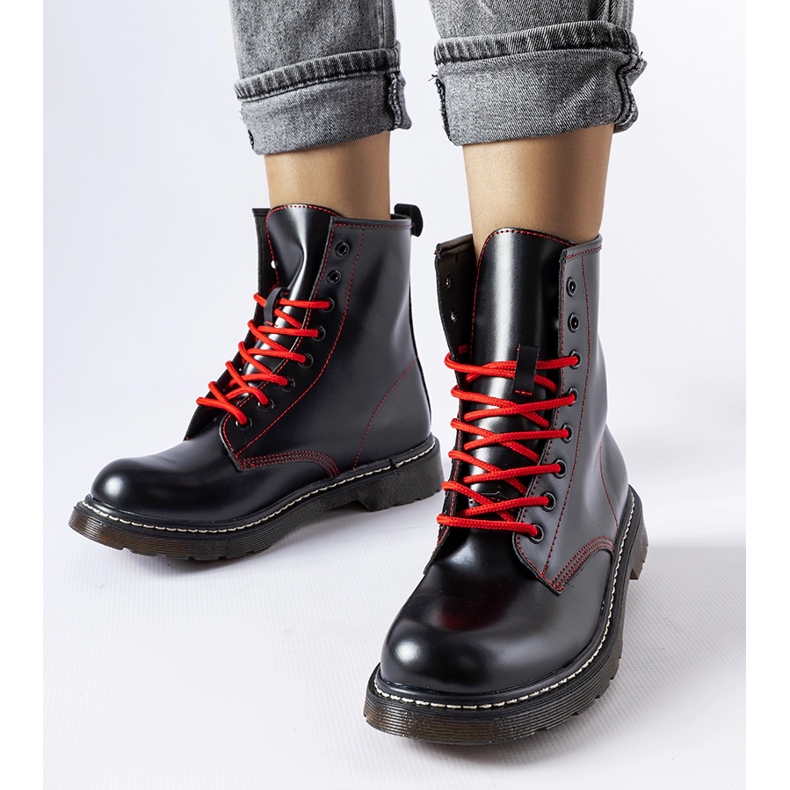 Inna Svarta stövlar dekorerade med röd Rocco-tråd 1