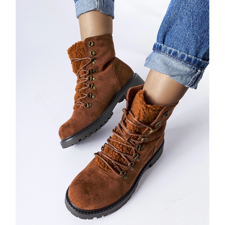 Höjade bruna stövlar i ekomocka 1