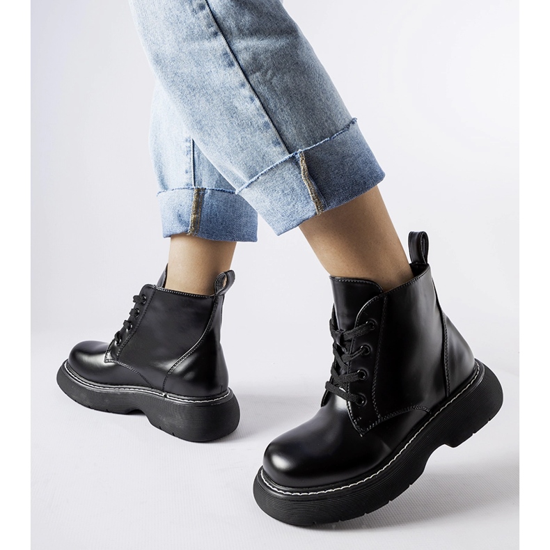 Inna Svarta arbetarstövlar på en tjock Sacco-plattform 1