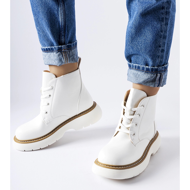 Vita arbetarskor på en tjock Sacco-plattform 1