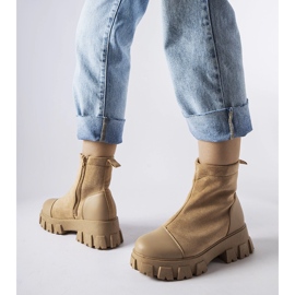 Beige arbetare i ekomocka med Milo-slitbana 1