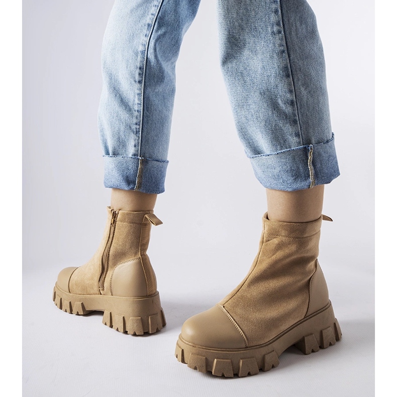 Beige arbetare i ekomocka med Milo-slitbana 1