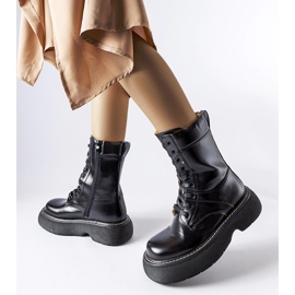 Svarta isolerade arbetarstövlar på Davi-plattformen 1