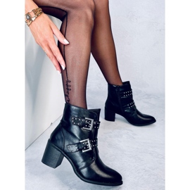 Högklackade stövlar med Ferox Black dubbar svart 1